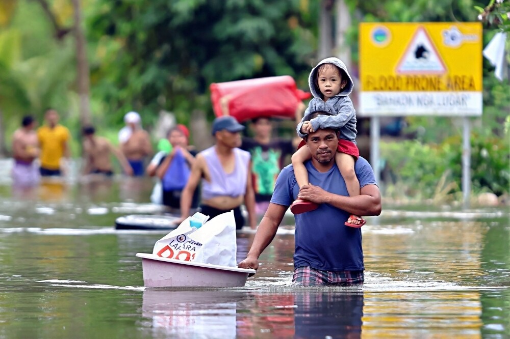 Philippines Evacuates Hundreds of Thousands Due to Typhoon Fengwong
