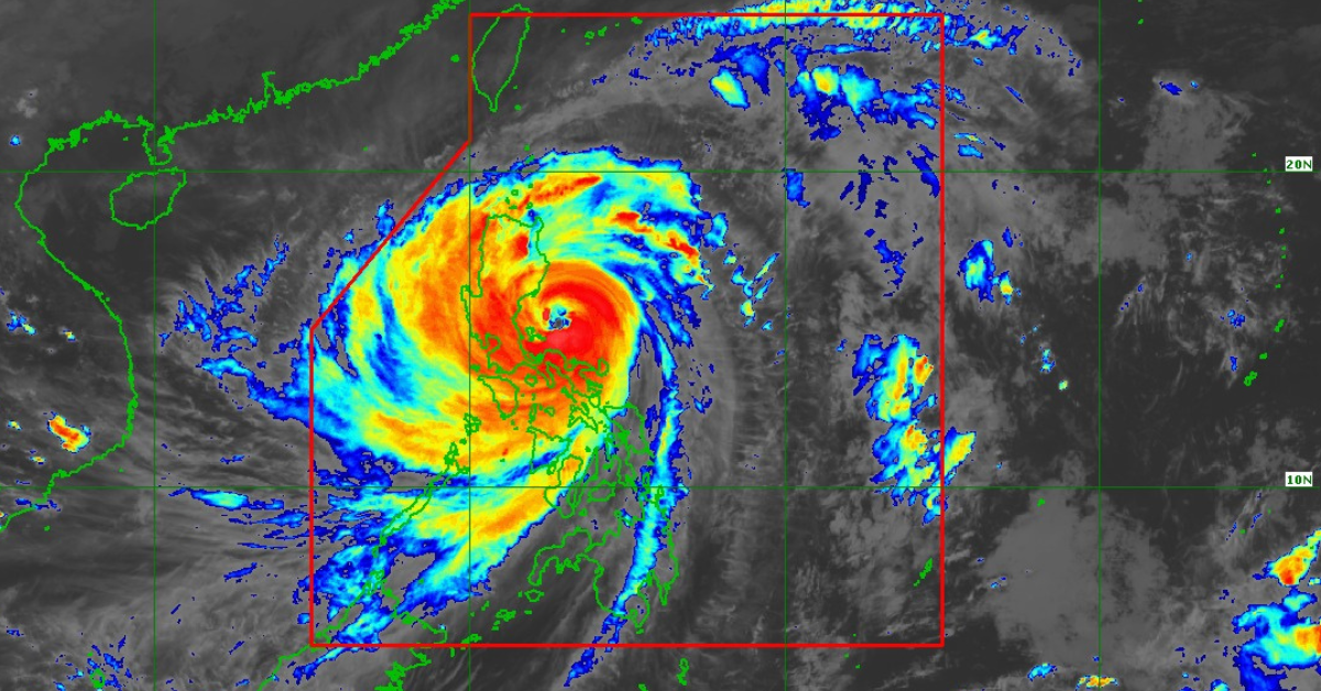 Super Typhoon Uwan Hits Philippines