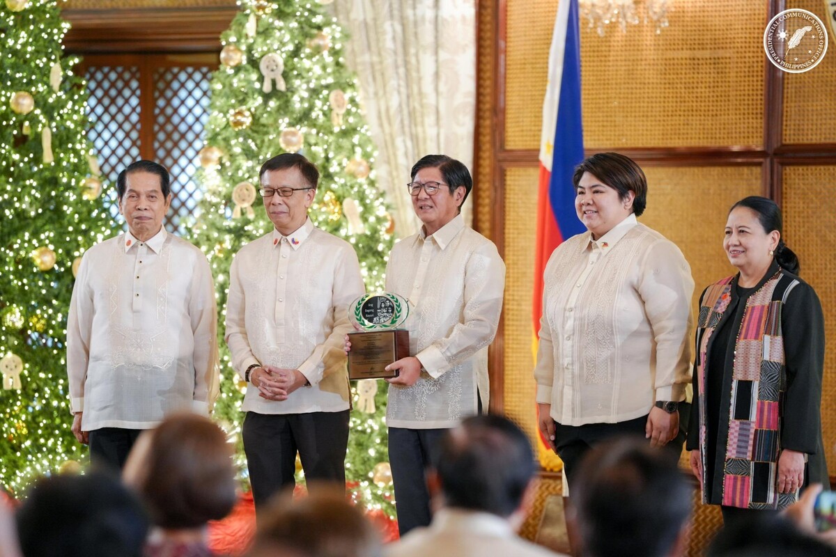 President of the Philippines Recognizes Top Overseas Workers