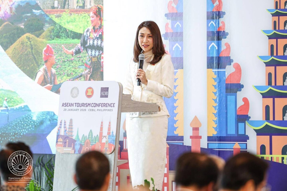 Министр туризма Филиппин приказала убрать свои фото из рекламных материалов