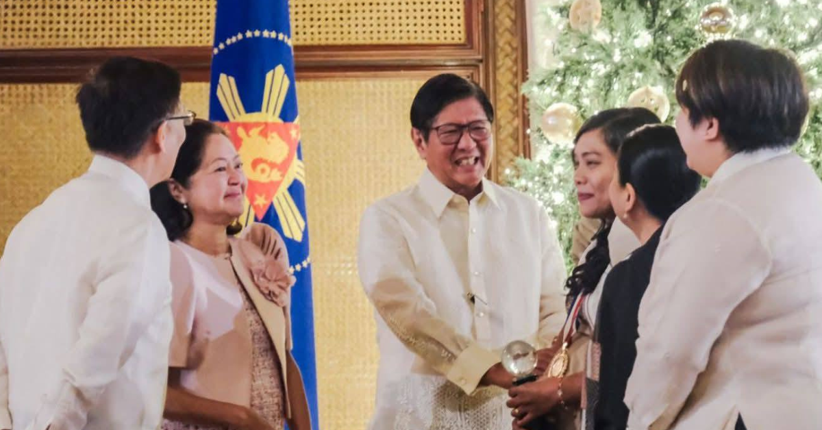 Президент Филиппин наградил филиппинскую сиделку за спасение израильской женщины