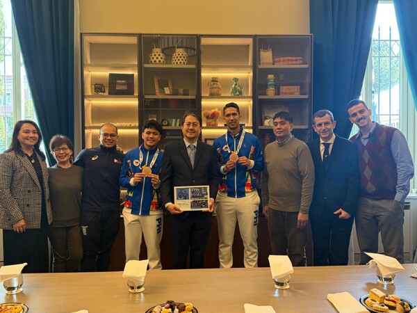 Filipino SEA Games Hockey Medalists Visit Embassy in Italy