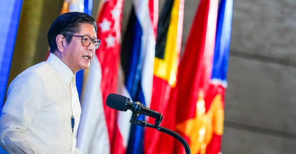 Президент Филиппин следит за протестами из-за обвинений в коррупции