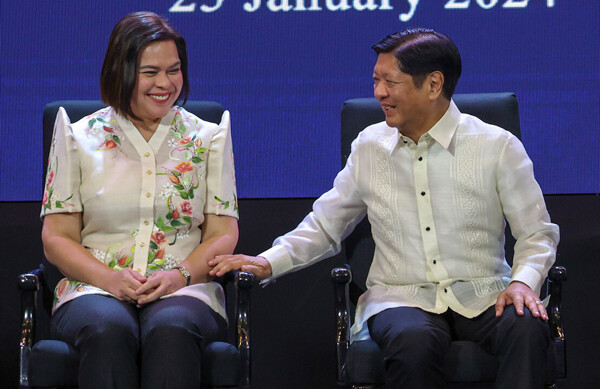 Рейтинг доверия к Маркосу и Дутерте на Филиппинах снизился